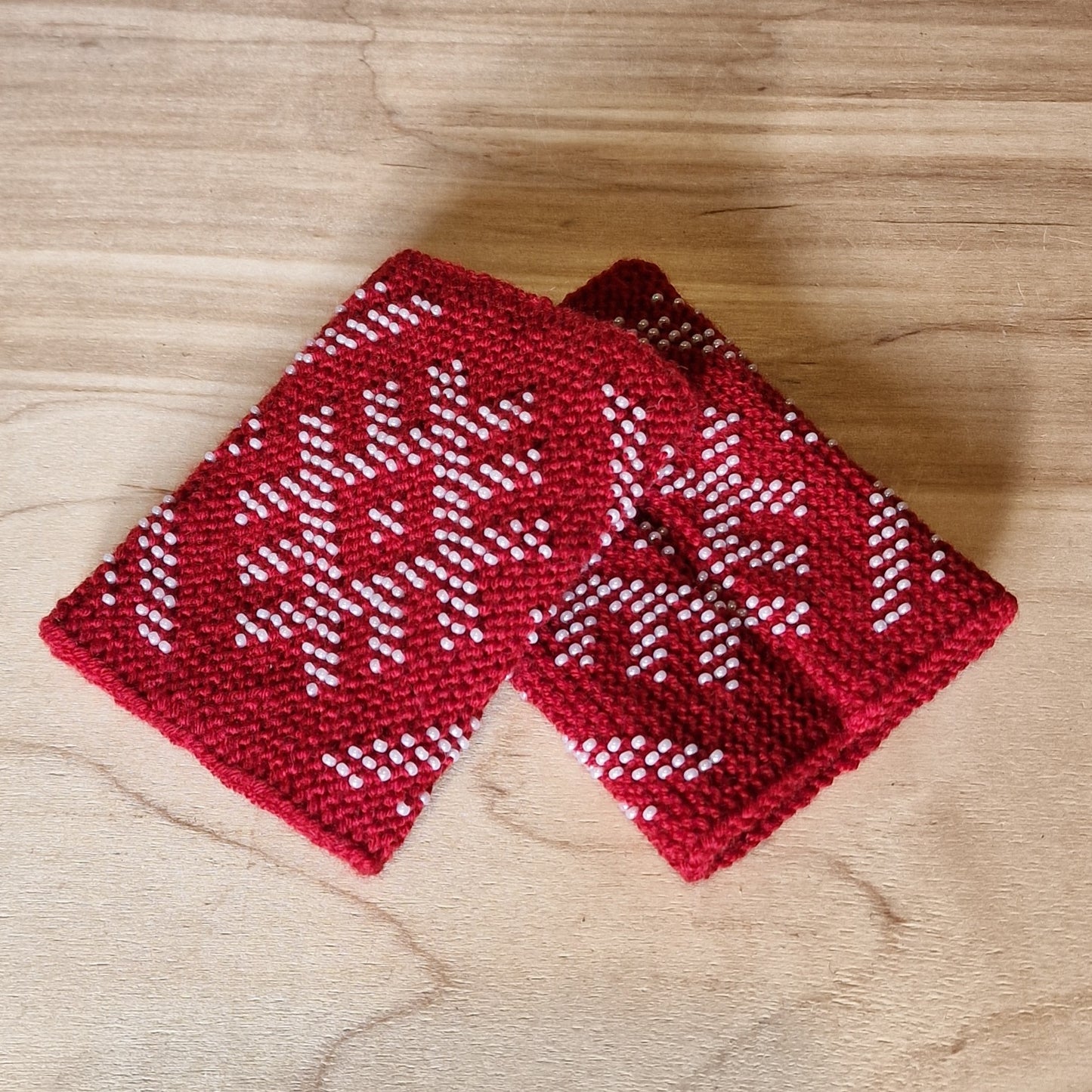 Tumši sarkani merīnvilnas mauči/pulsa sildītāji ar baltu pērlīšu akas zīmēm (ANLA 30) - www.tiptip.lv 