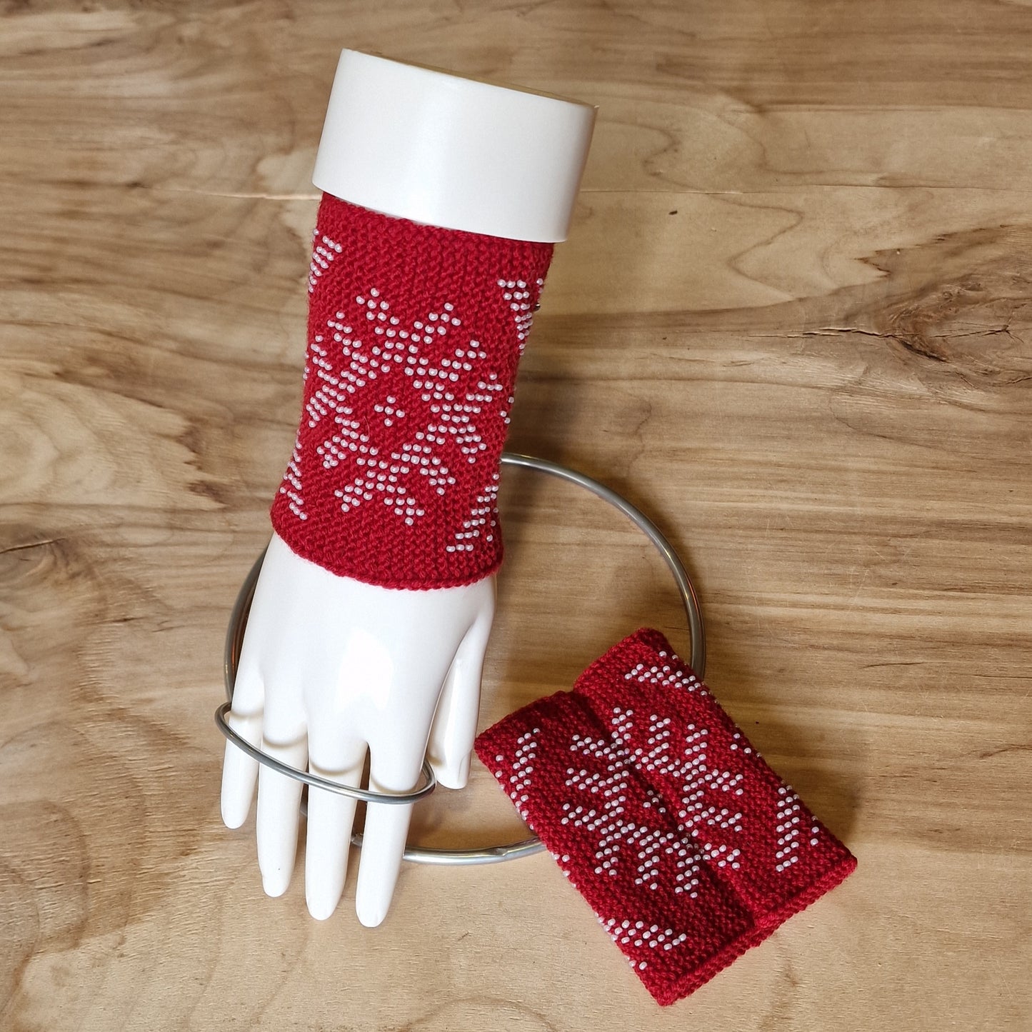 Tumši sarkani merīnvilnas mauči/pulsa sildītāji ar baltu pērlīšu akas zīmēm (ANLA 30) - www.tiptip.lv 