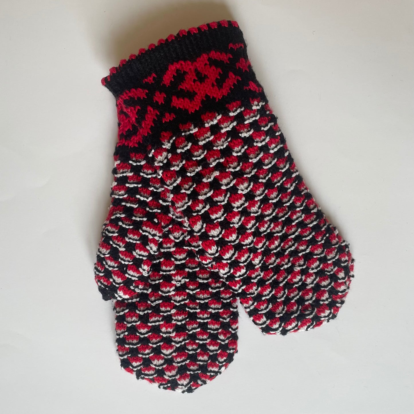 Tumši vilnas dubultie dūraiņi ar dekoratīvu rakstu (GEBA 112) - www.tiptip.lv 