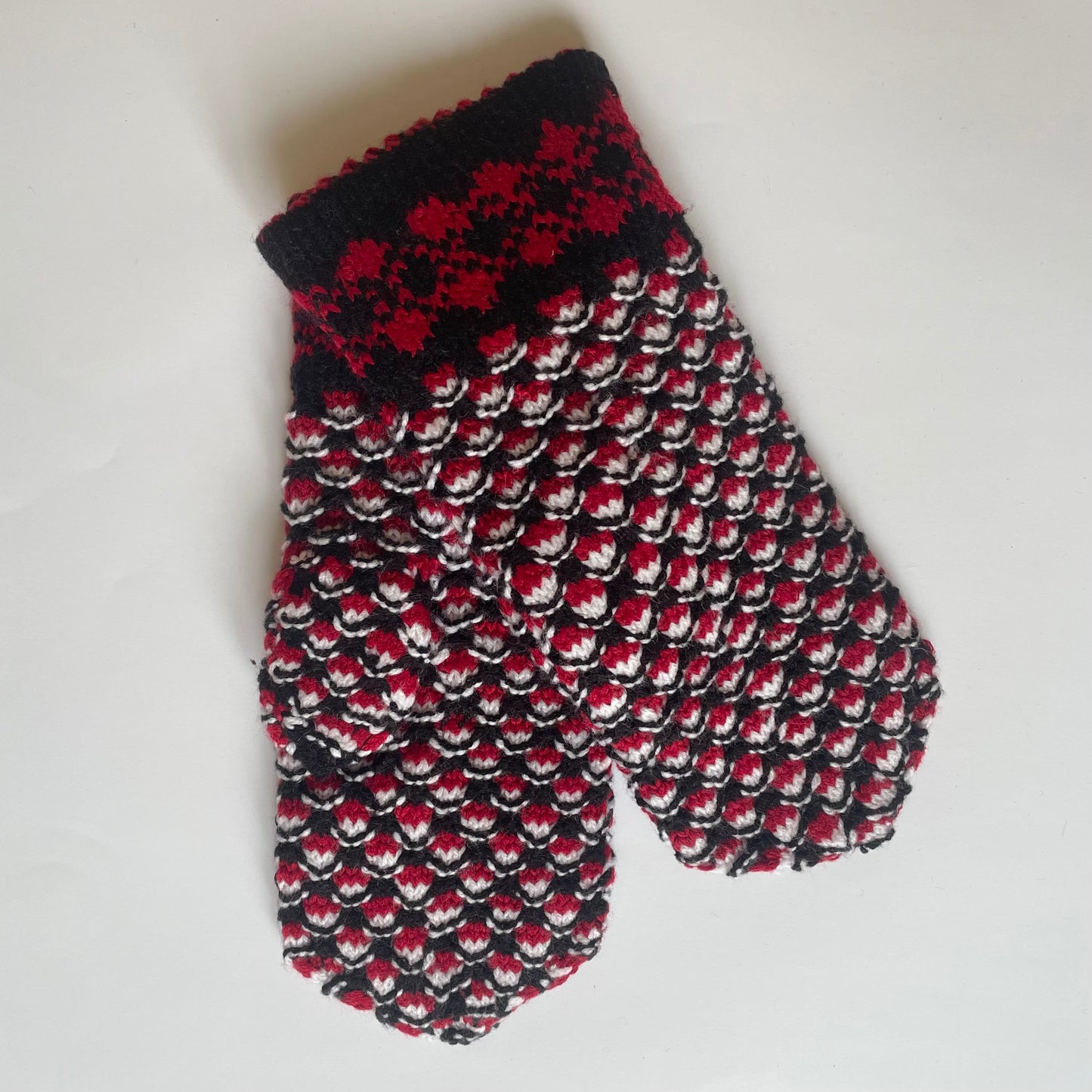 Tumši vilnas dubultie dūraiņi ar dekoratīvu rakstu (GEBA 113) - www.tiptip.lv 