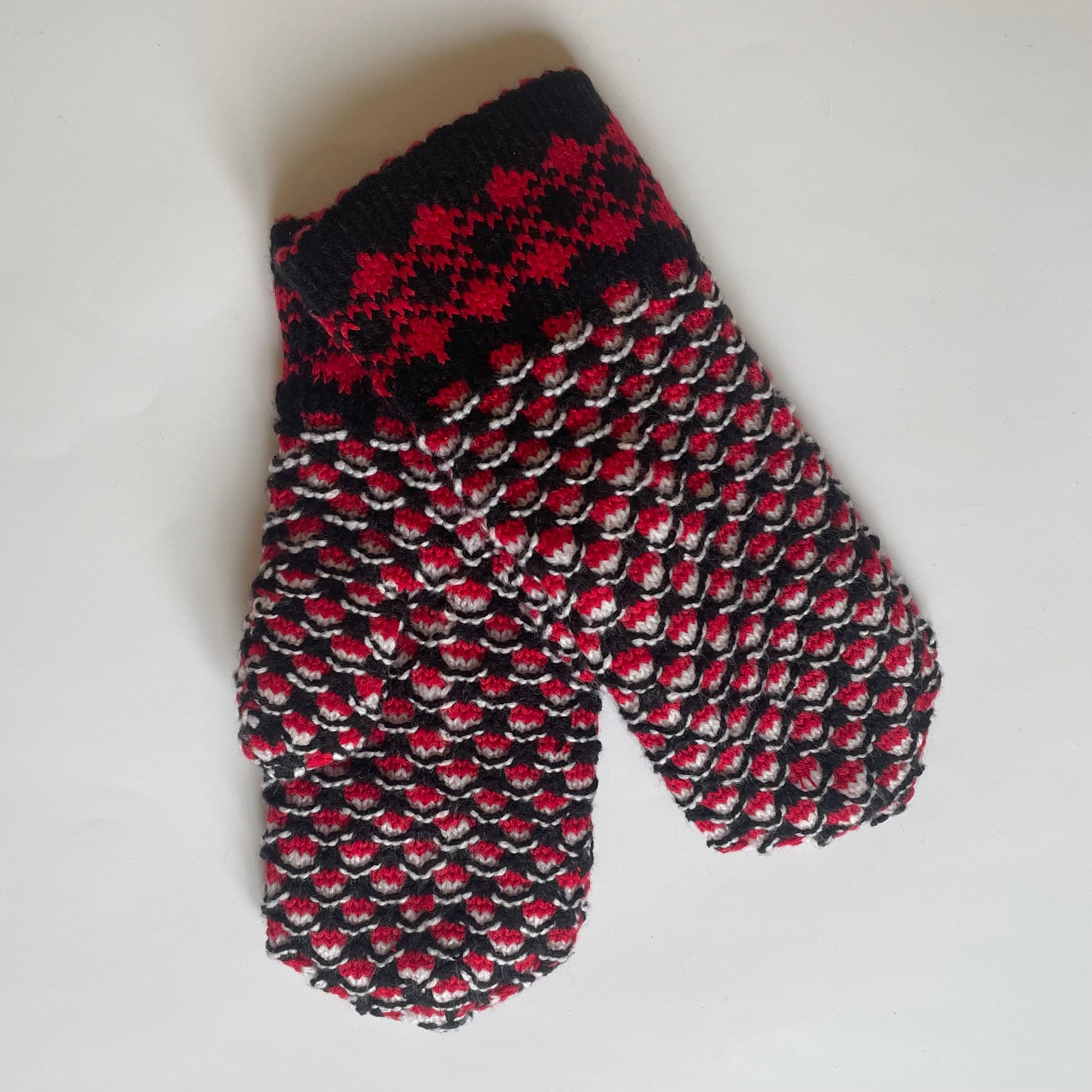 Tumši vilnas dubultie dūraiņi ar dekoratīvu rakstu (GEBA 114) - www.tiptip.lv 