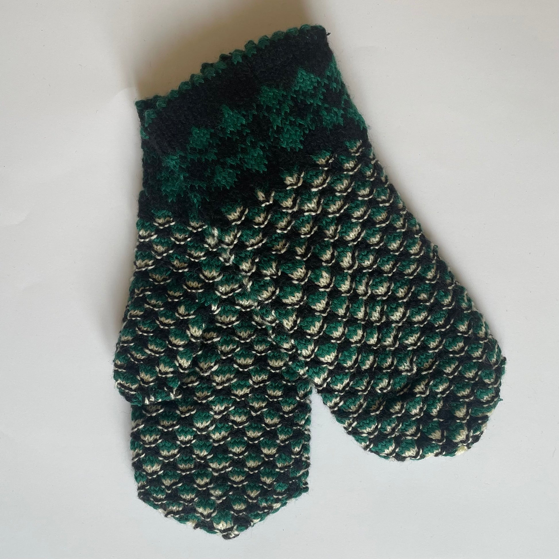 Tumši zaļi vilnas dubultie dūraiņi ar dekoratīvu rakstu (GEBA 120) - www.tiptip.lv 