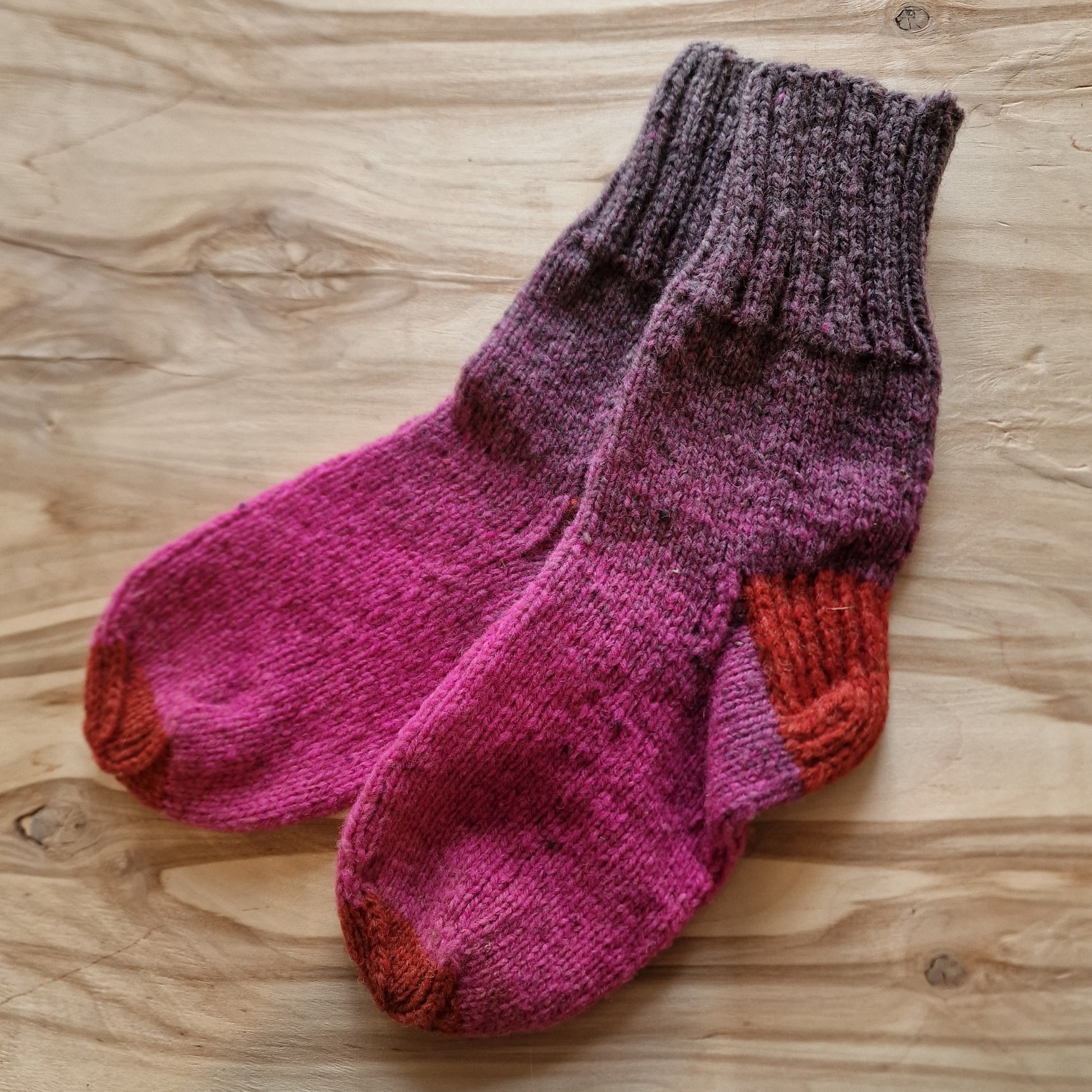 Violeti rozīgas vilnas zeķes 38.-40.izm. (IVZA 21) - www.tiptip.lv 