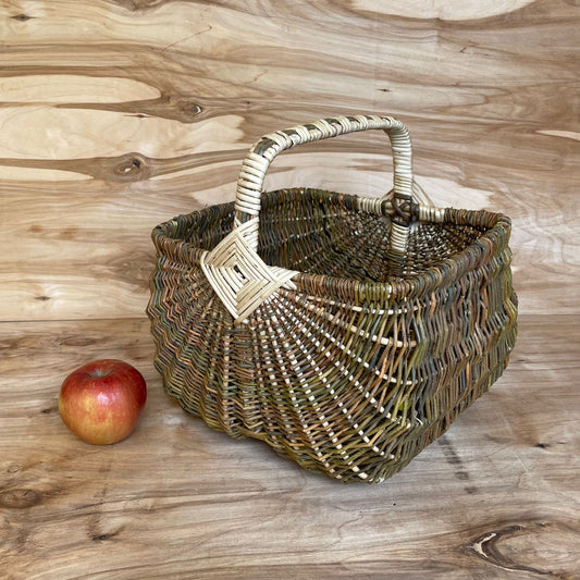 Square shaped wicker basket (GUVĪ 3)