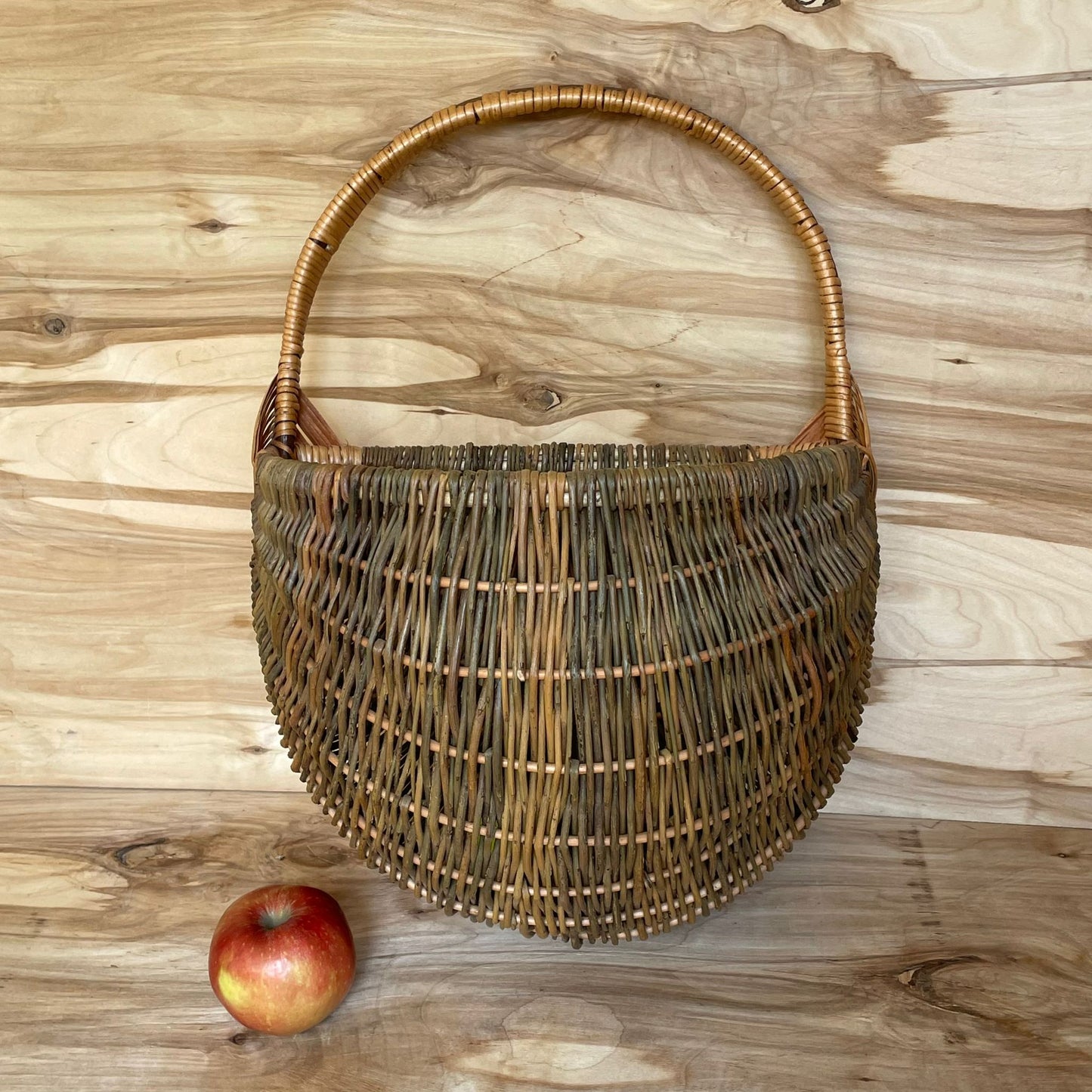 Wicker basket to hang on the wall (GUVĪ 9)