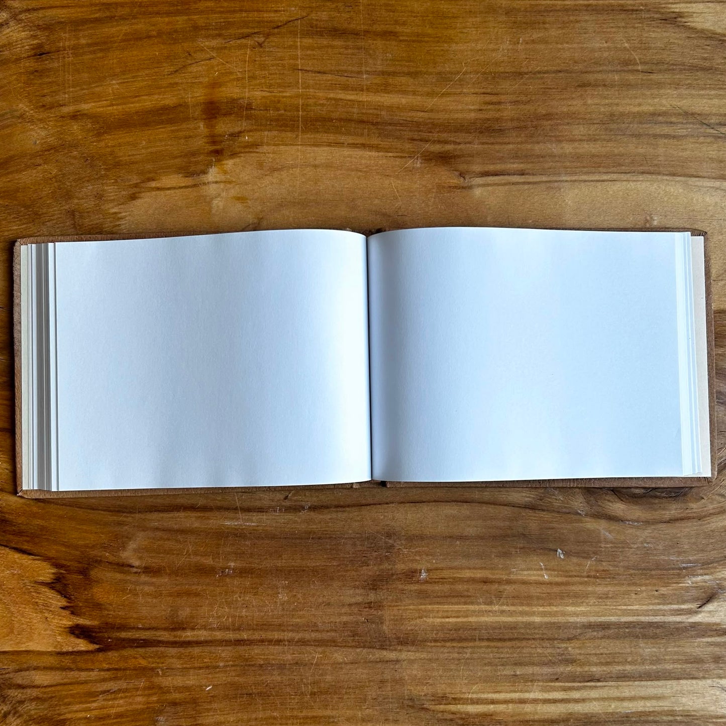 Bloknots ar baltām lapām, gaiši brūnas krāsas ādas ievākojumā (MAPL 24)