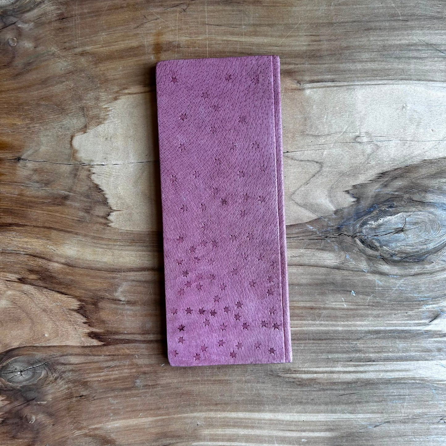 Bloknots ar līniju lapām un latviešu alfabētu, rozā krāsas ādas ievākojumā (MAPL 26)