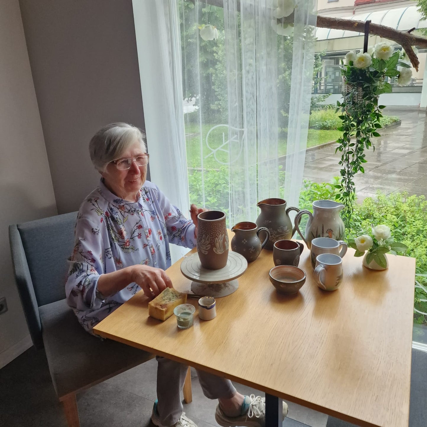 Light colored clay mug with illustrations (MASP 77)