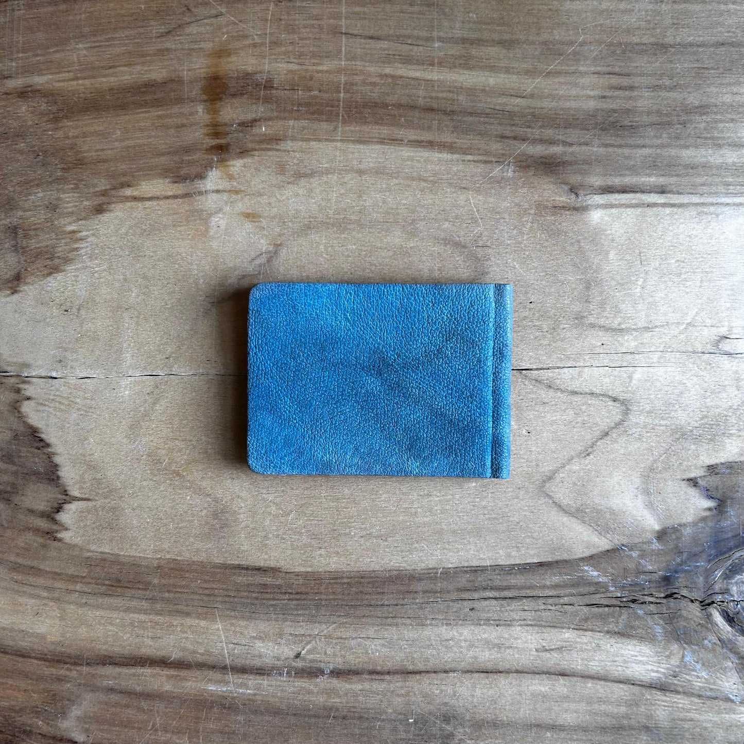 Bloknots ar rūtiņu lapām zilganas krāsas ādas ievākojumā  (MAPL 44)