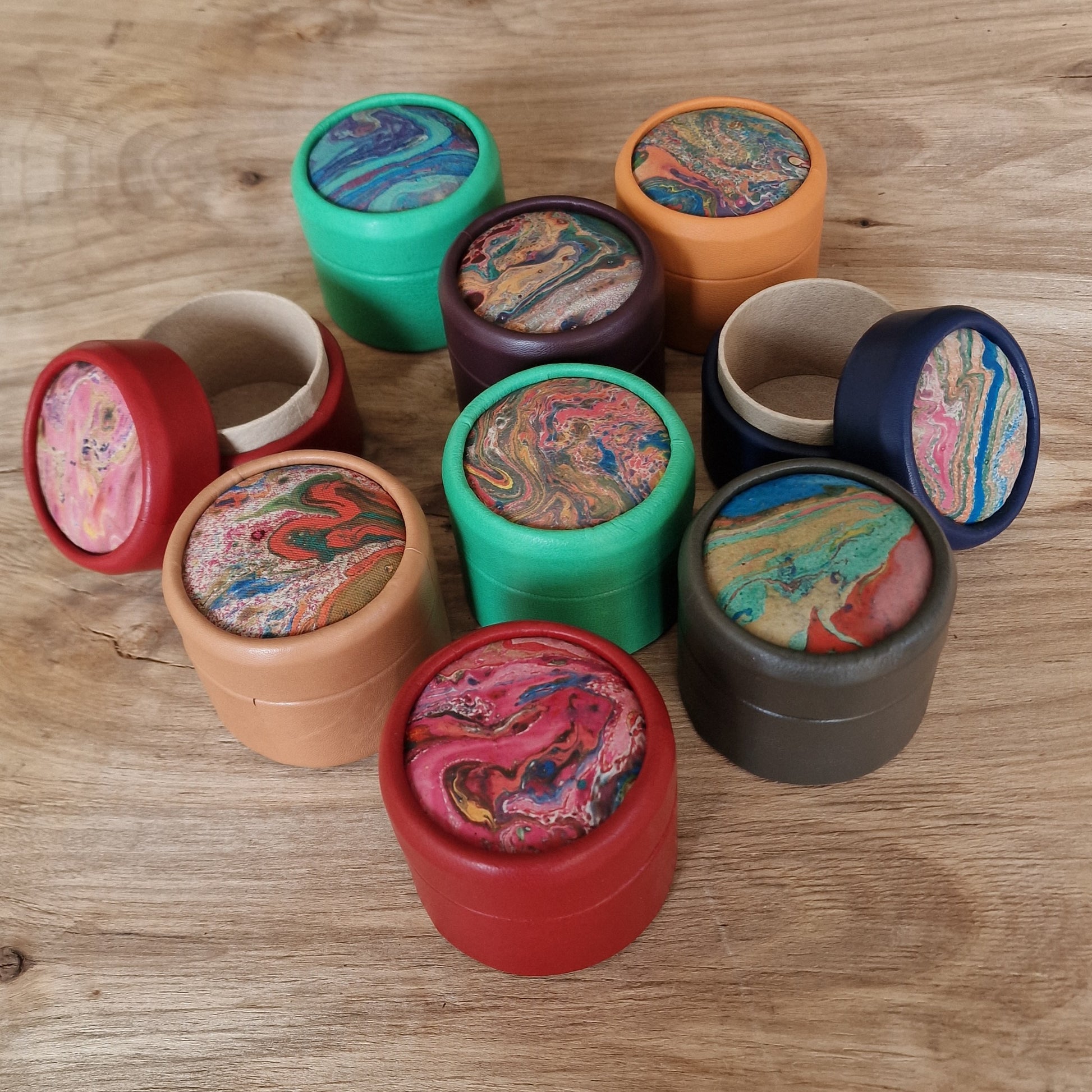 Zaļa, apaļa dekoratīva ādas kārbiņa (S) ar dažādu krāsu marmorētu vāku (RARA 208) - www.tiptip.lv 