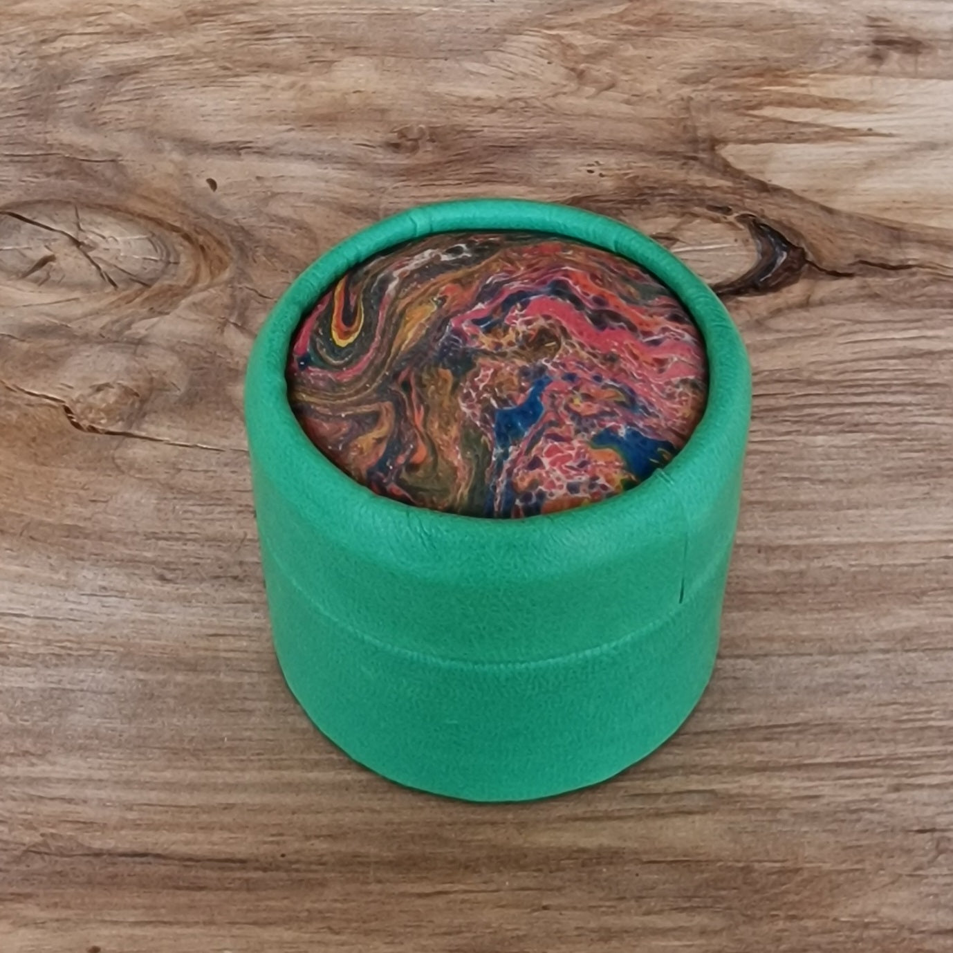 Zaļa, apaļa dekoratīva ādas kārbiņa (S) ar dažādu krāsu marmorētu vāku (RARA 208) - www.tiptip.lv 