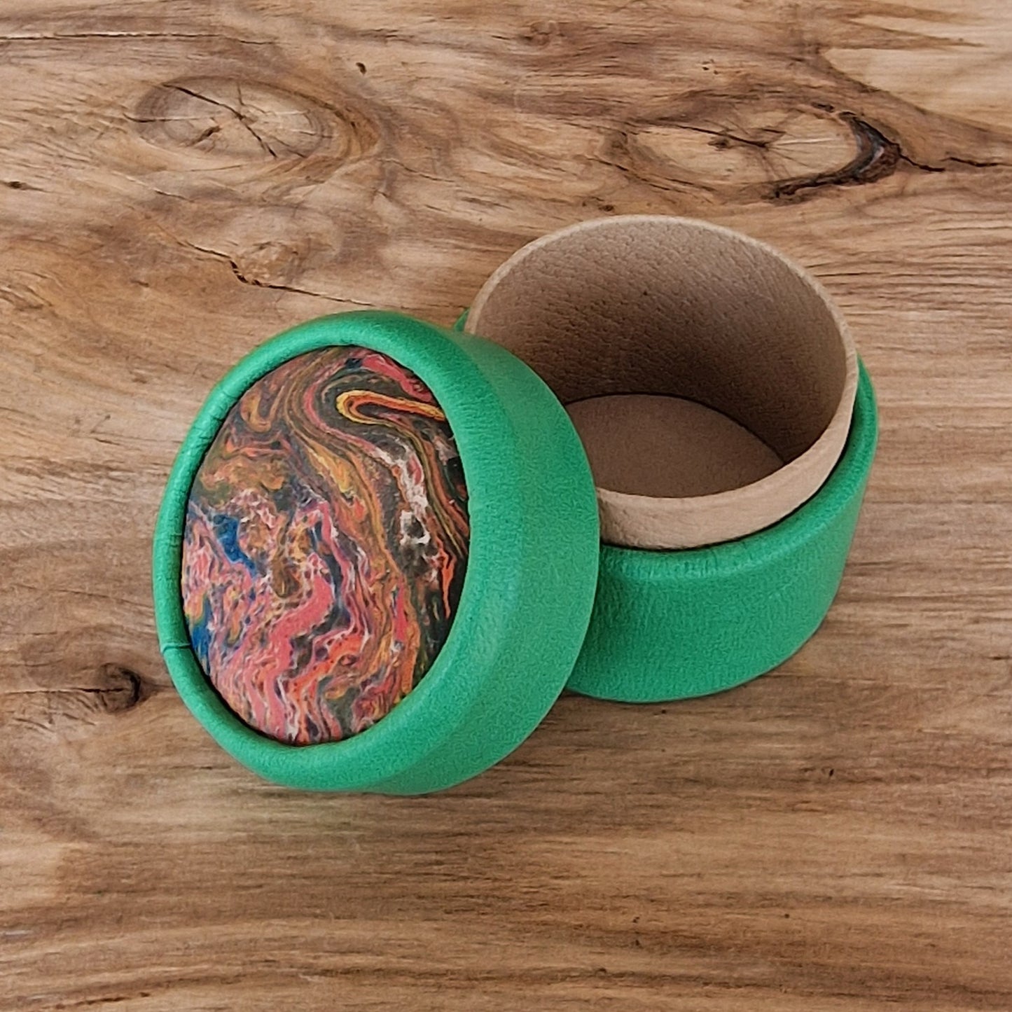 Zaļa, apaļa dekoratīva ādas kārbiņa (S) ar dažādu krāsu marmorētu vāku (RARA 208) - www.tiptip.lv 