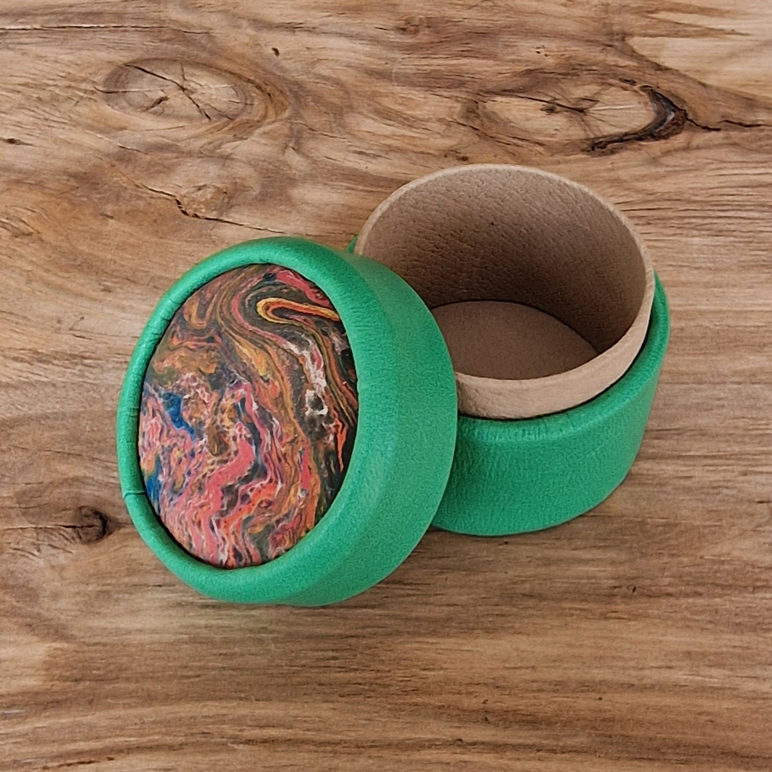 Zaļa, apaļa dekoratīva ādas kārbiņa (S) ar dažādu krāsu marmorētu vāku (RARA 208) - www.tiptip.lv 