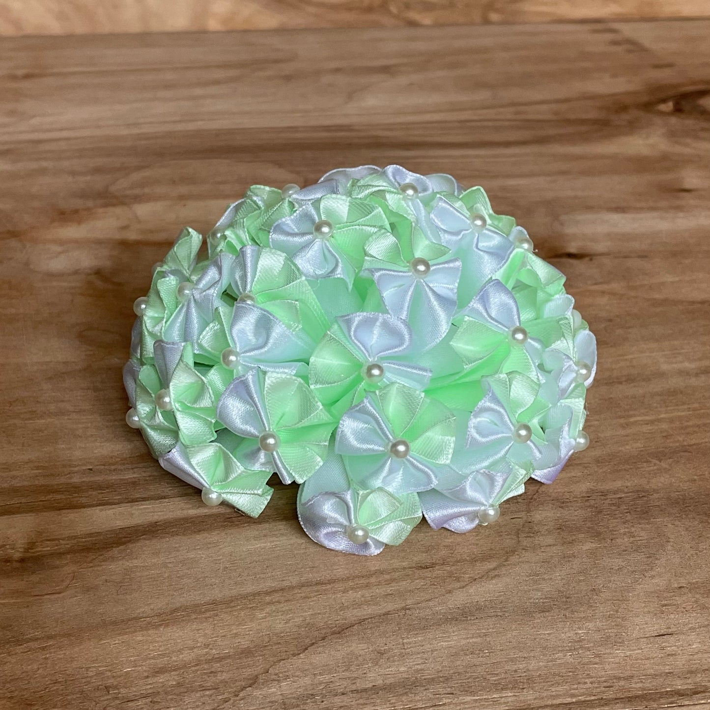 Zaļganbalta matu gumija ar pērlītēm (IRFI 28) - www.tiptip.lv 