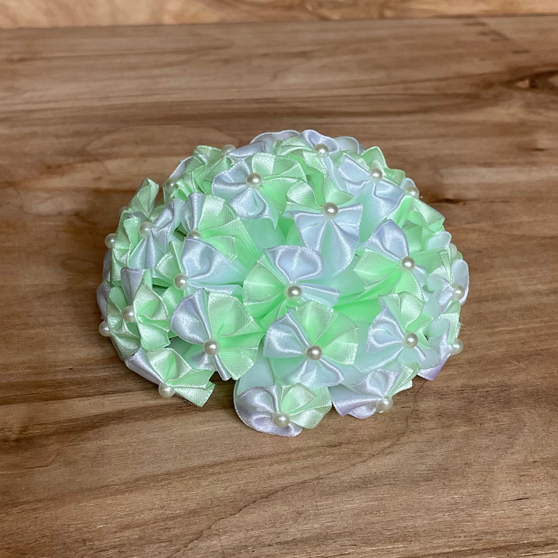 Zaļganbalta matu gumija ar pērlītēm (IRFI 28) - www.tiptip.lv 