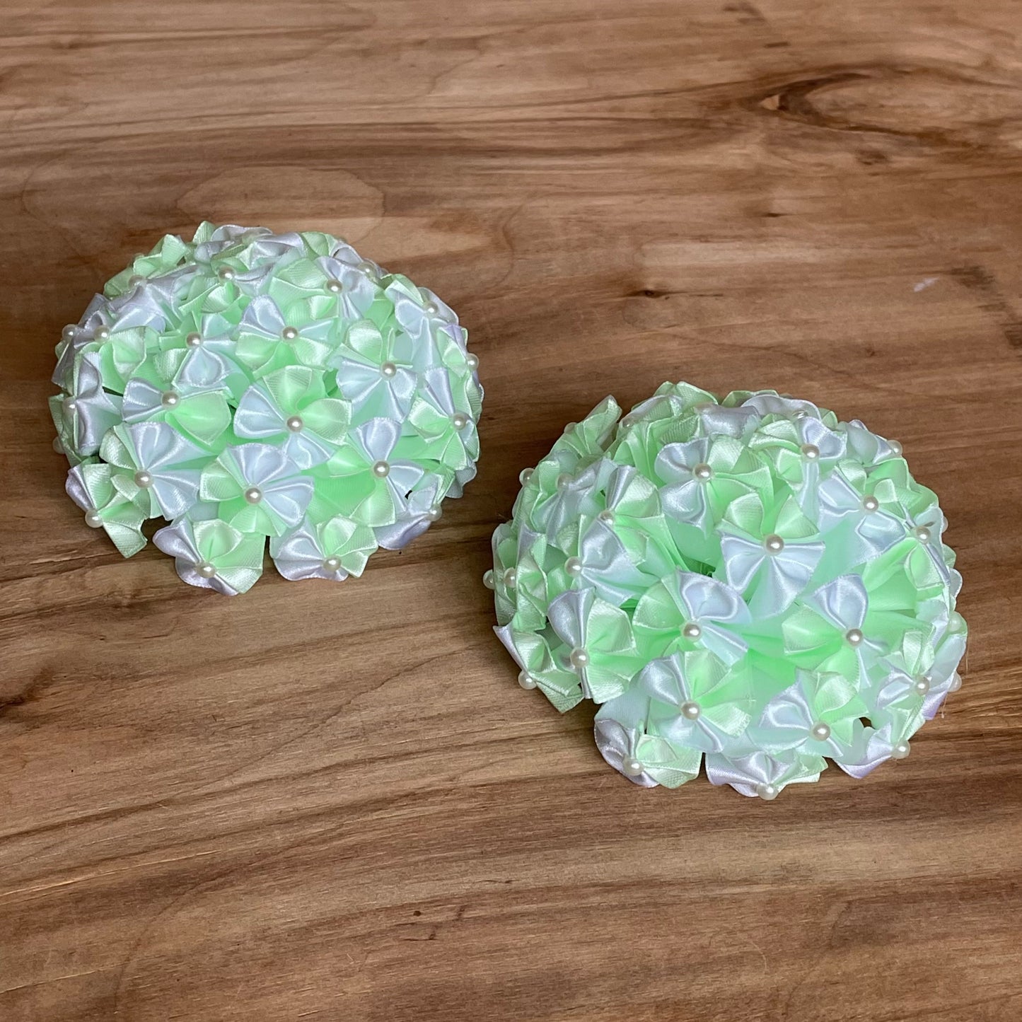 Zaļganbalta matu gumija ar pērlītēm (IRFI 28) - www.tiptip.lv 