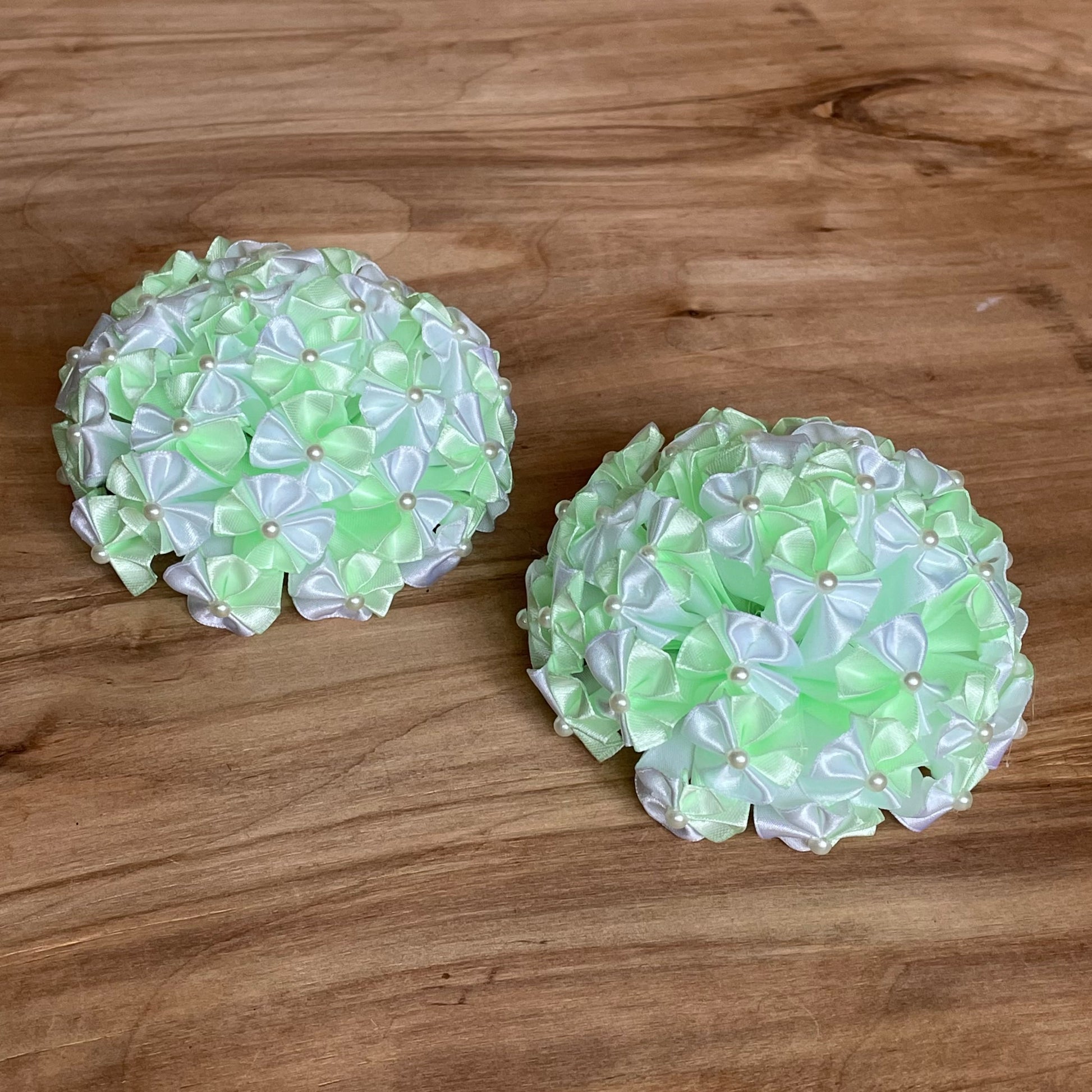 Zaļganbalta matu gumija ar pērlītēm (IRFI 28) - www.tiptip.lv 