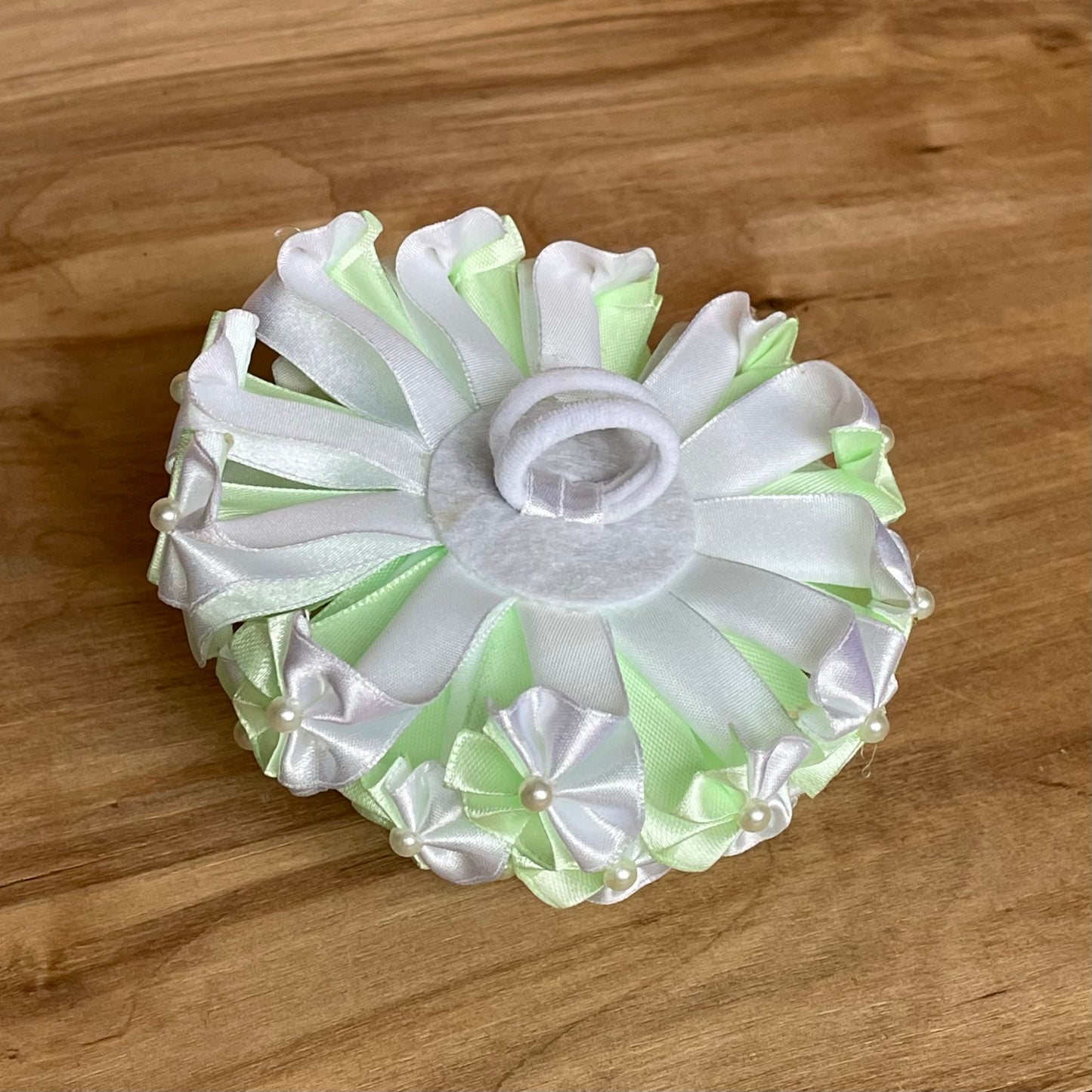 Zaļganbalta matu gumija ar pērlītēm (IRFI 28) - www.tiptip.lv 