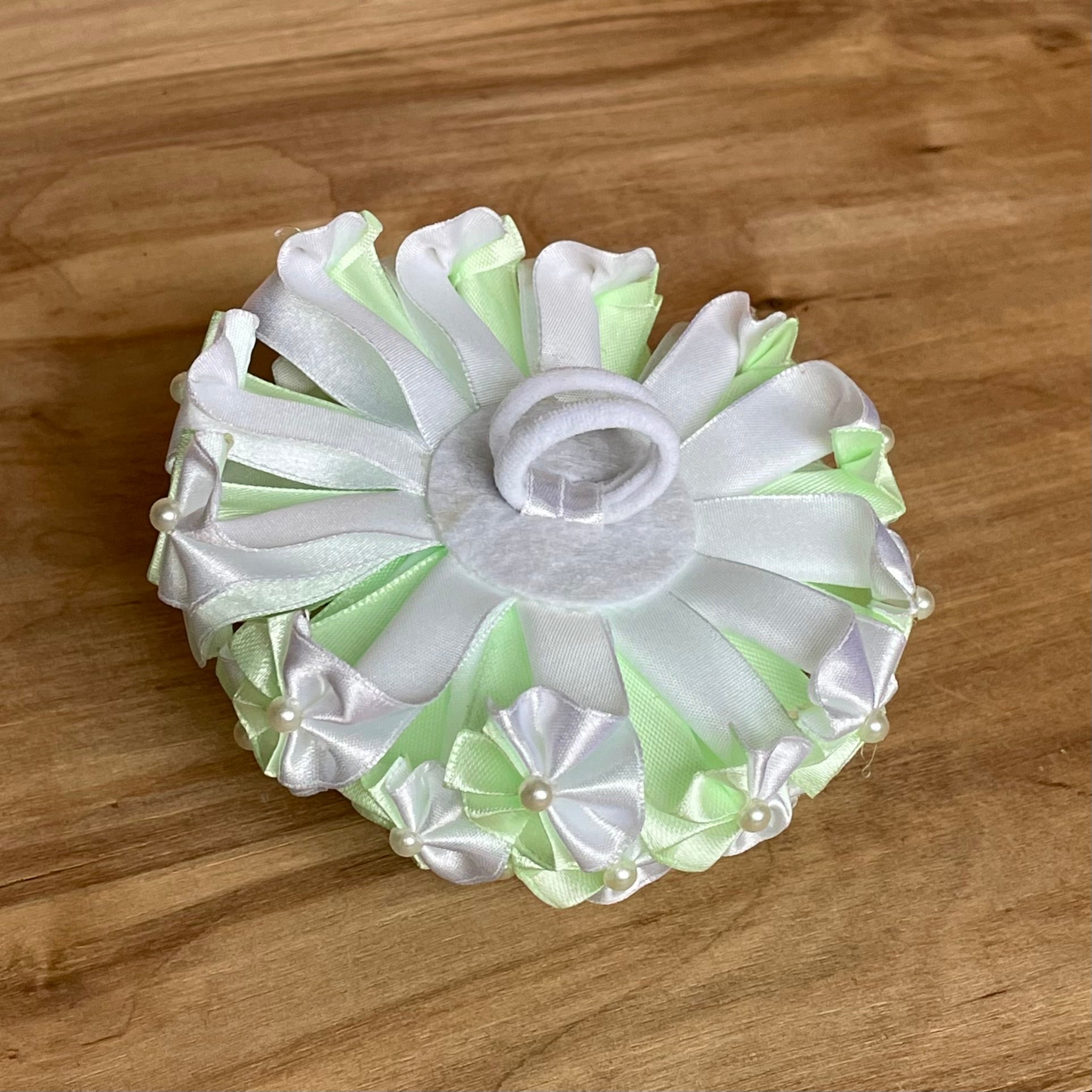 Zaļganbalta matu gumija ar pērlītēm (IRFI 28) - www.tiptip.lv 