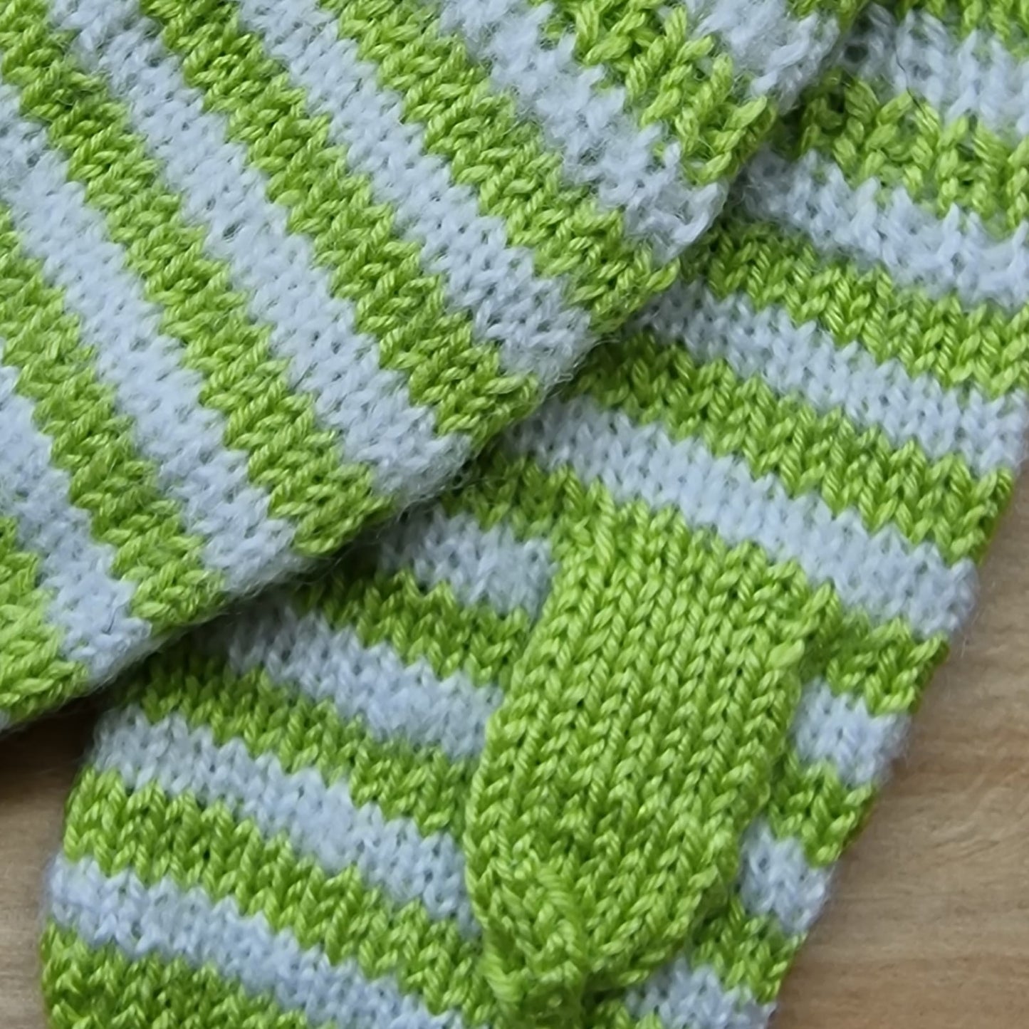 Zaļi balti strīpotas vilnas zeķes 21.-23.izm. un dūrainīši bērniem (LIGR 3) - www.tiptip.lv 