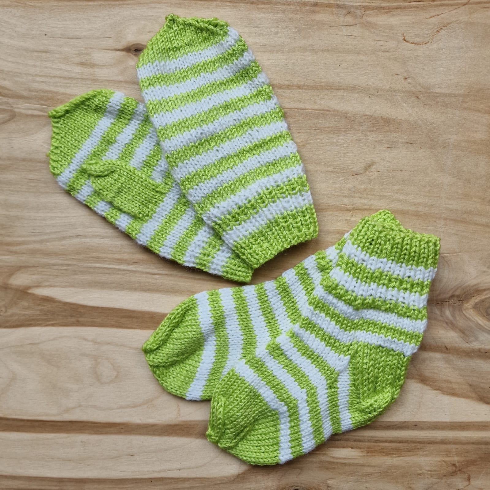 Zaļi balti strīpotas vilnas zeķes 21.-23.izm. un dūrainīši bērniem (LIGR 3) - www.tiptip.lv 