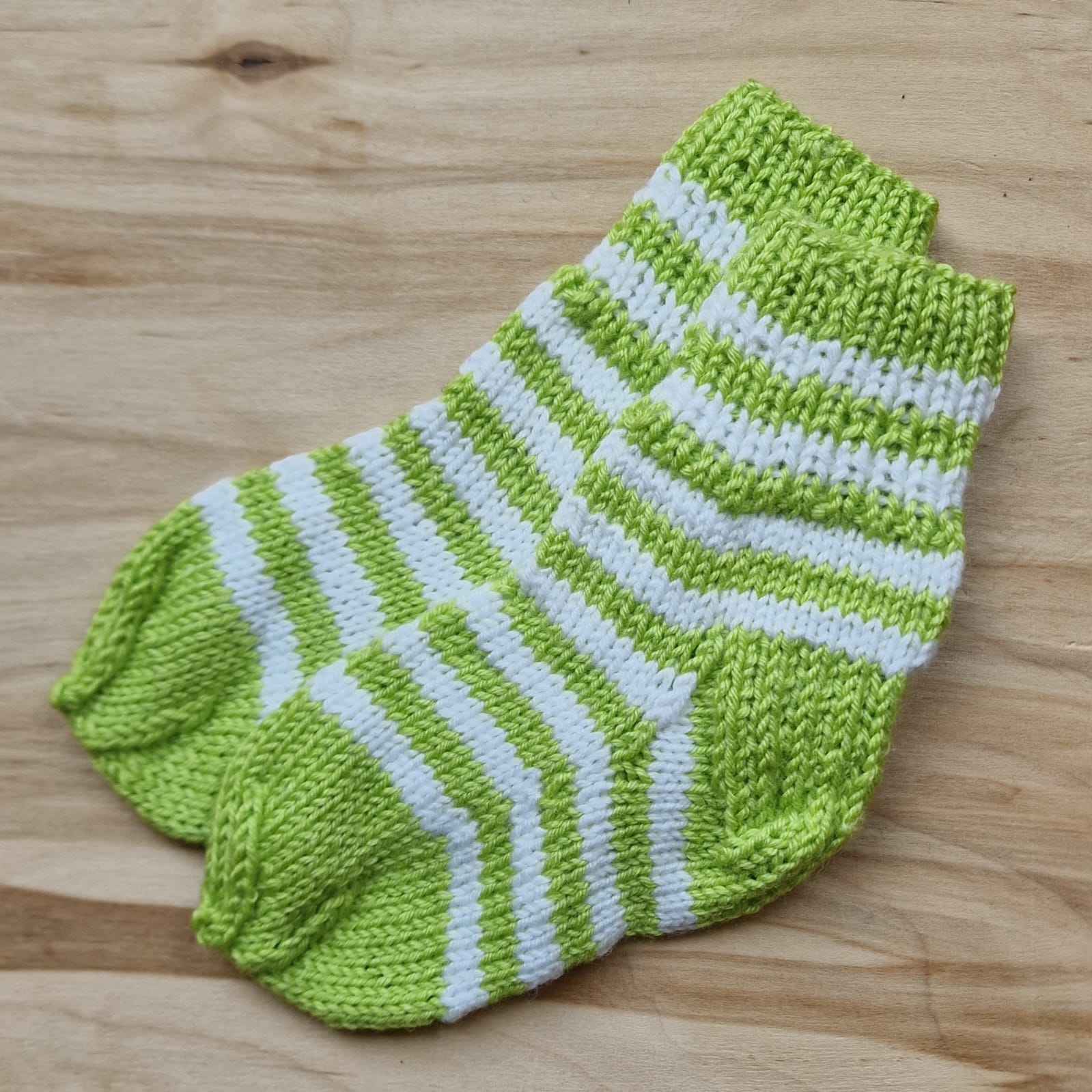 Zaļi balti strīpotas vilnas zeķes 21.-23.izm. un dūrainīši bērniem (LIGR 3) - www.tiptip.lv 