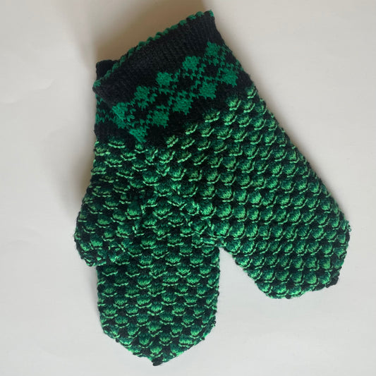 Zaļi vilnas dubultie dūraiņi ar dekoratīvu rakstu (GEBA 119) - www.tiptip.lv 