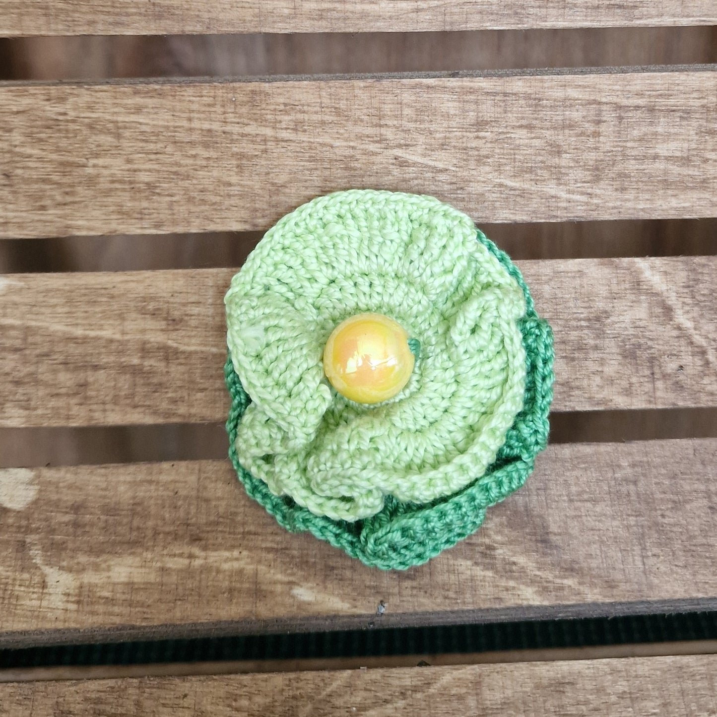 Zaļu toņu tamborēta piespraude (ALMA 96) - www.tiptip.lv 