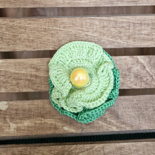 Zaļu toņu tamborēta piespraude (ALMA 96) - www.tiptip.lv 