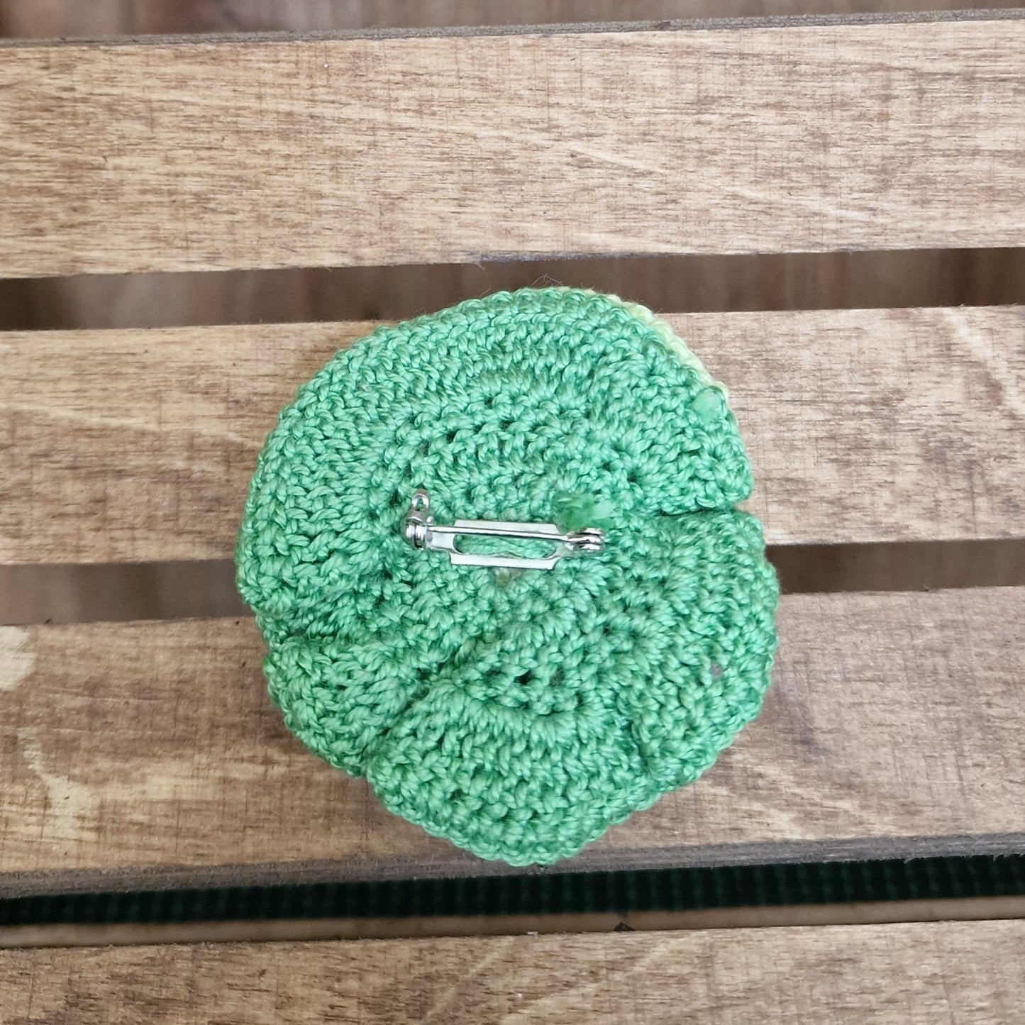 Zaļu toņu tamborēta piespraude (ALMA 96) - www.tiptip.lv 