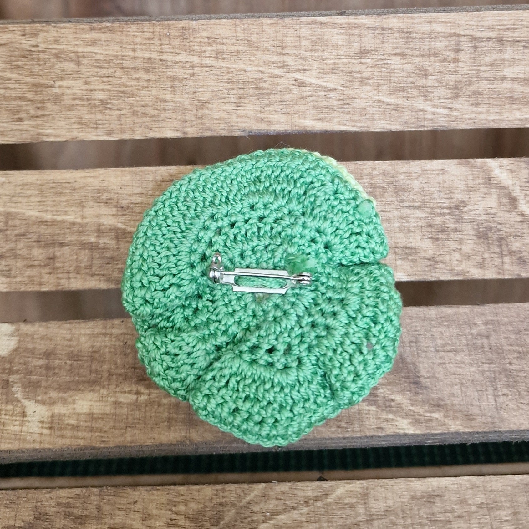 Zaļu toņu tamborēta piespraude (ALMA 96) - www.tiptip.lv 