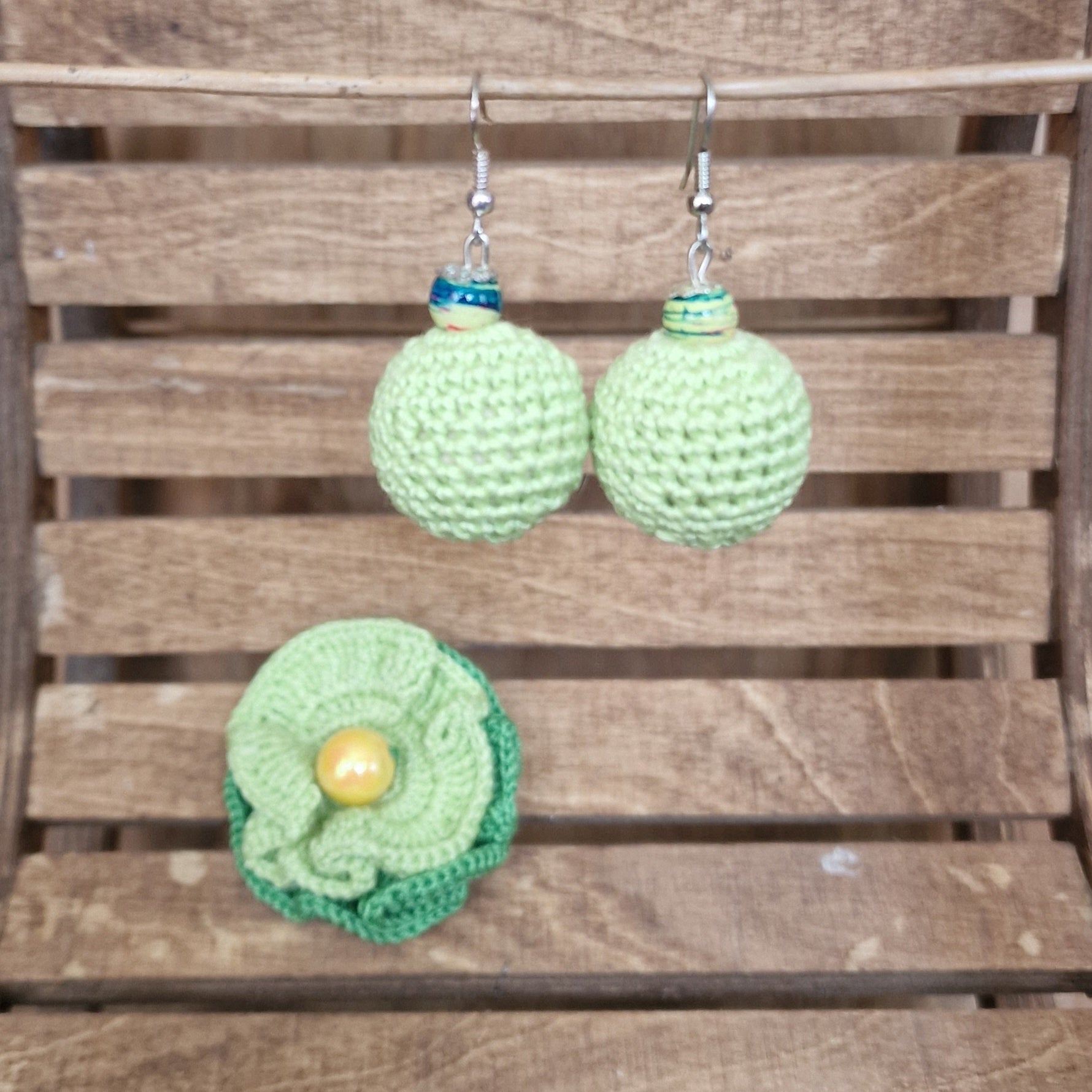 Zaļu toņu tamborēta piespraude (ALMA 96) - www.tiptip.lv 