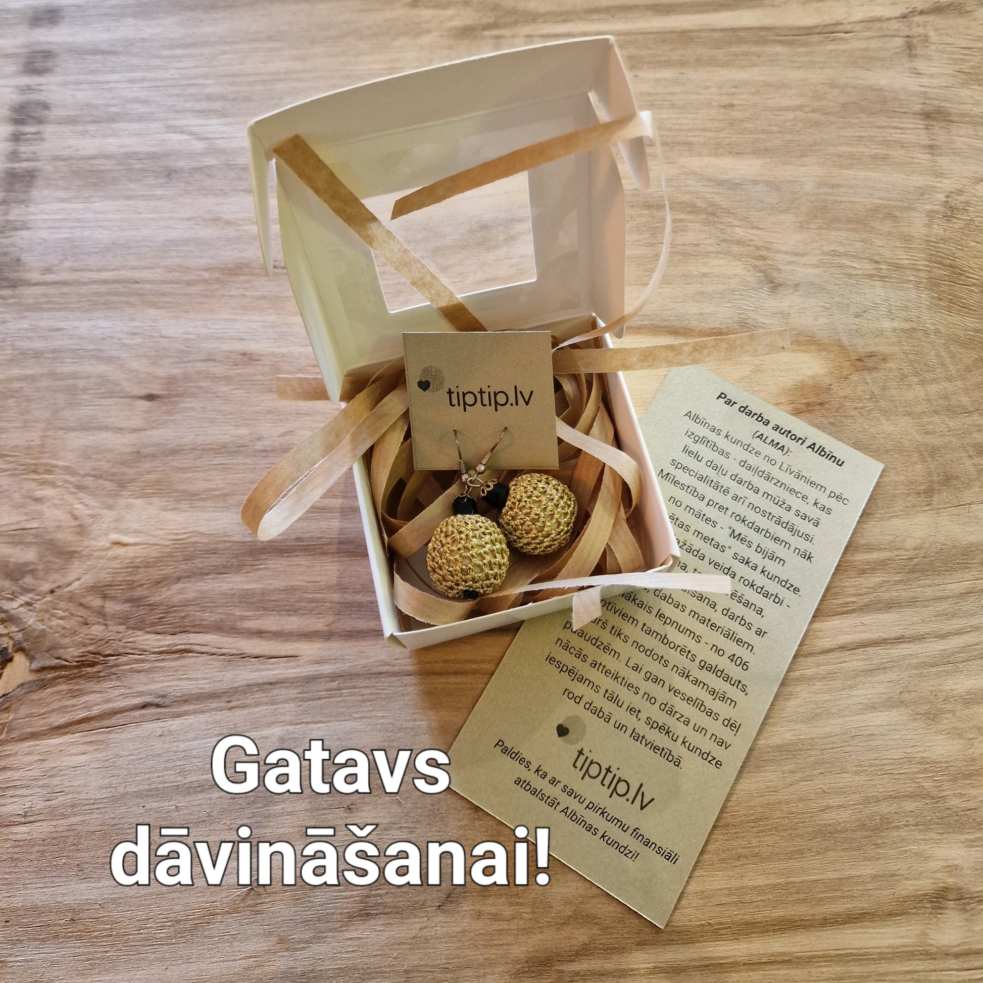 Zaļu toņu tamborēta piespraude (ALMA 96) - www.tiptip.lv 