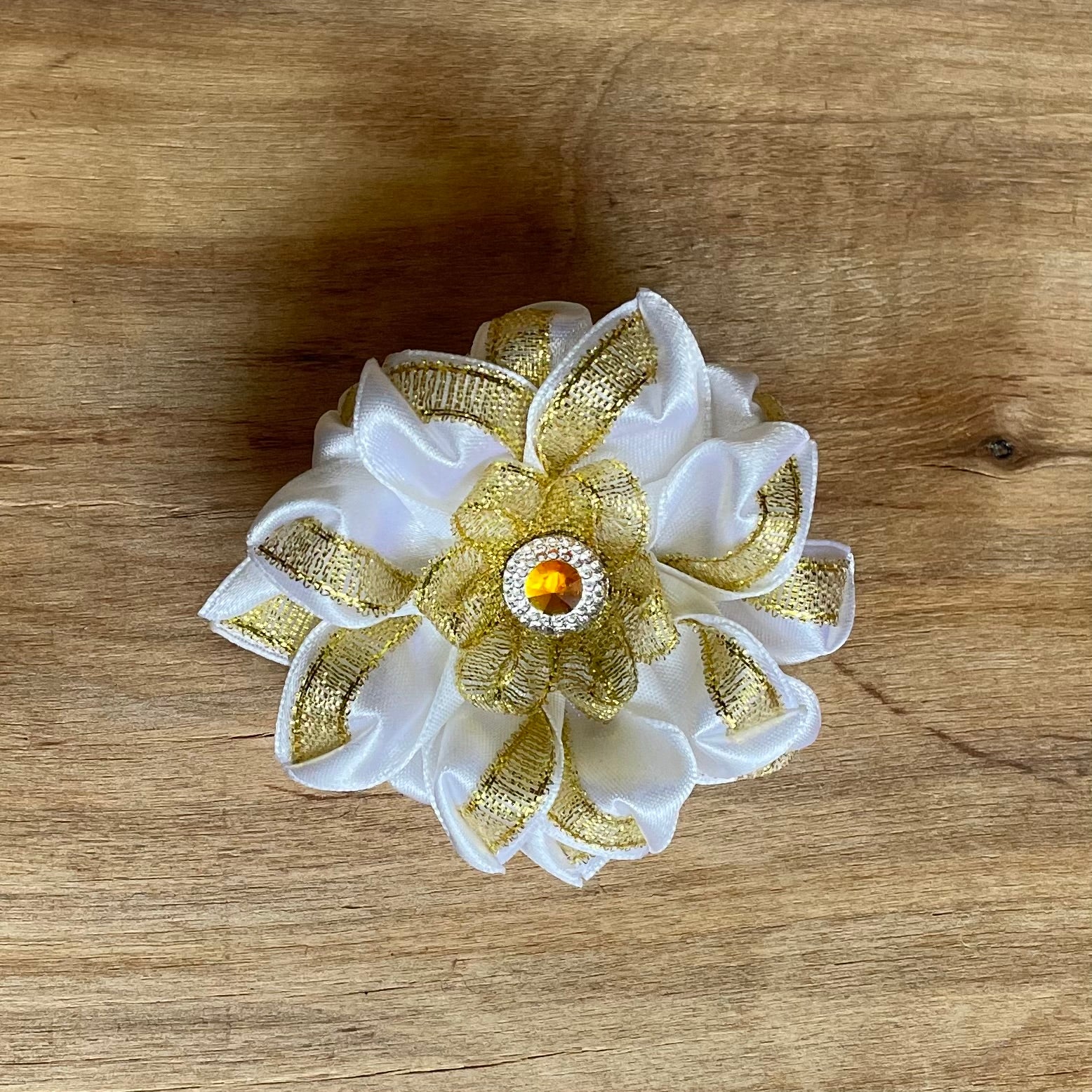 Zelta krāsas matu gumija zieda formā (IRFI 45) - www.tiptip.lv 