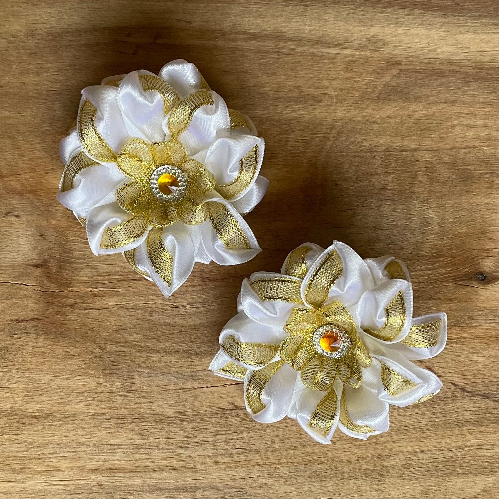 Zelta krāsas matu gumija zieda formā (IRFI 45) - www.tiptip.lv 