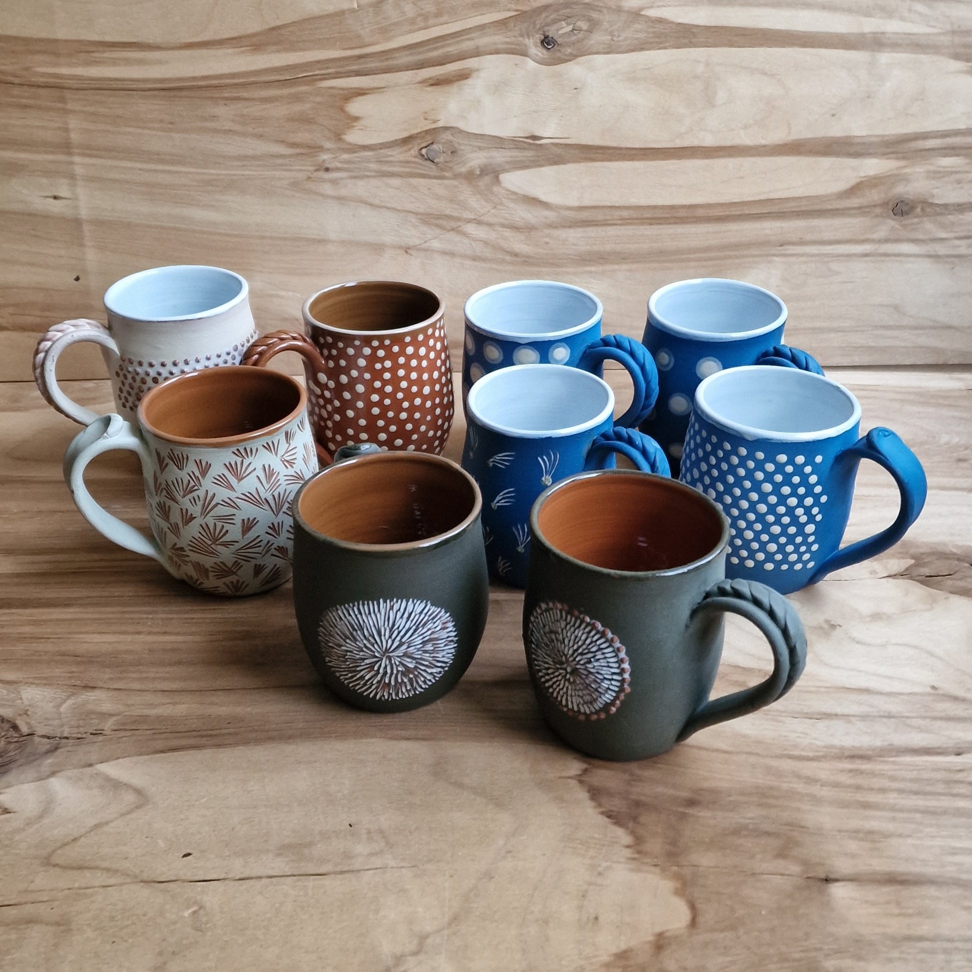 Zila māla krūze ar baltiem punktņiem (MASP 116) - www.tiptip.lv 