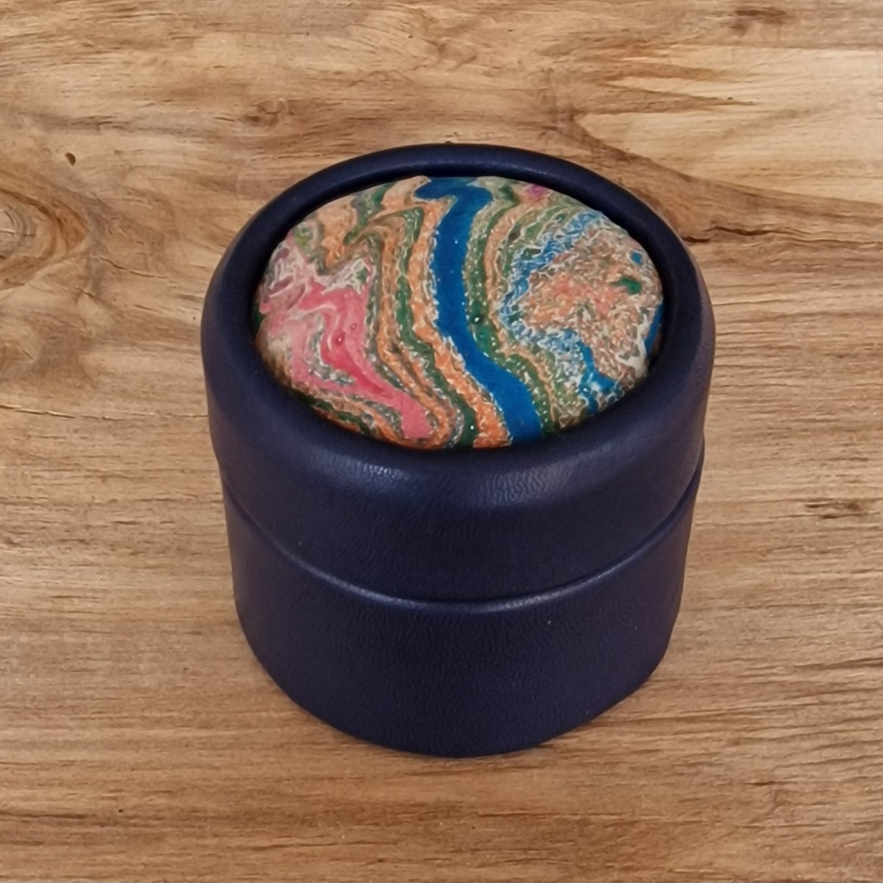 Zili violeta, apaļa dekoratīva ādas kārbiņa (S) ar zili rozīgi marmorētu vāku (RARA 206) - www.tiptip.lv 