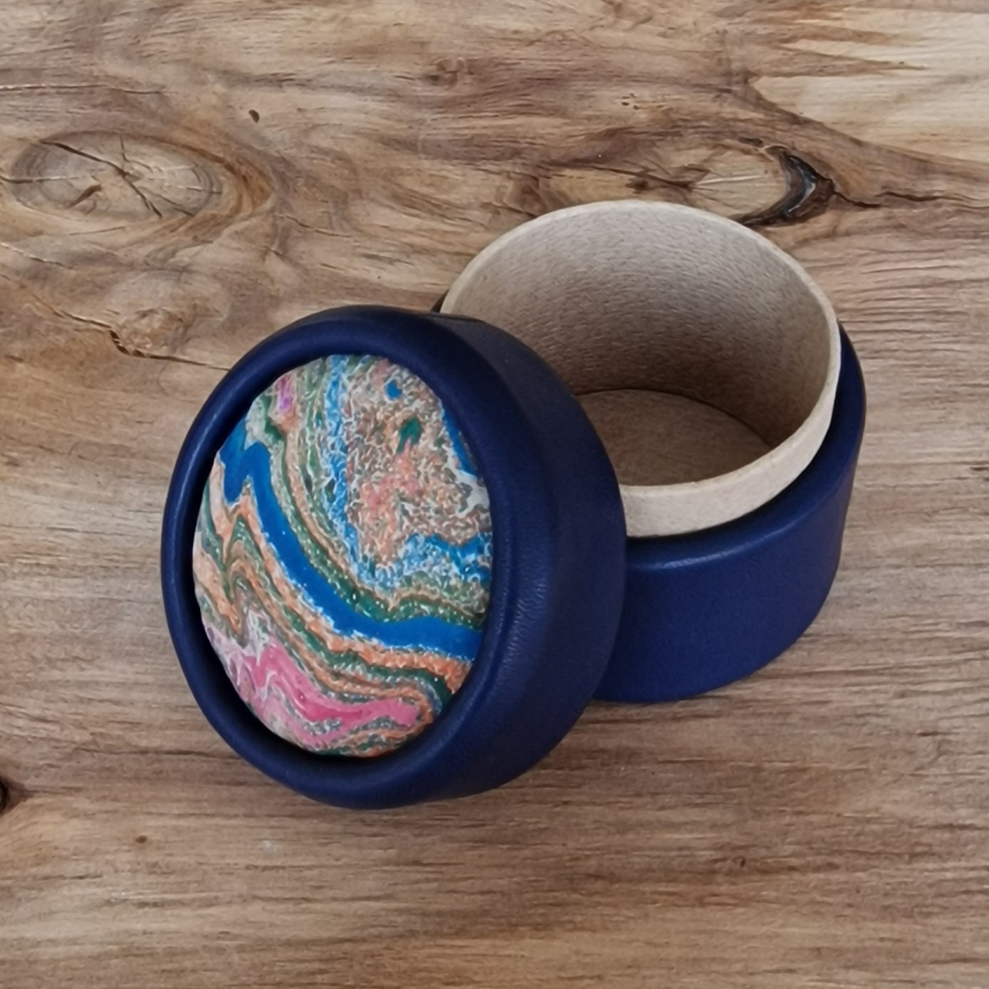 Zili violeta, apaļa dekoratīva ādas kārbiņa (S) ar zili rozīgi marmorētu vāku (RARA 206) - www.tiptip.lv 