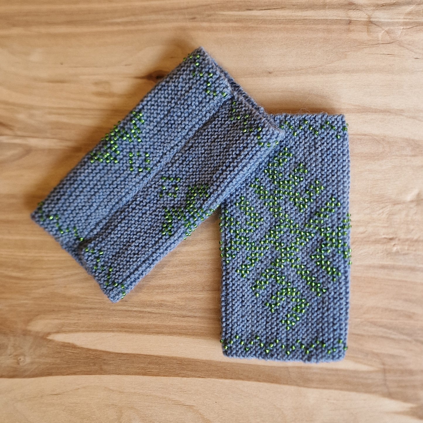 Zilpelēki mauči/pulsa sildītāji ar gaiši zaļu pērlīšu Ugunskrustiem (ZAMI 30) - www.tiptip.lv 