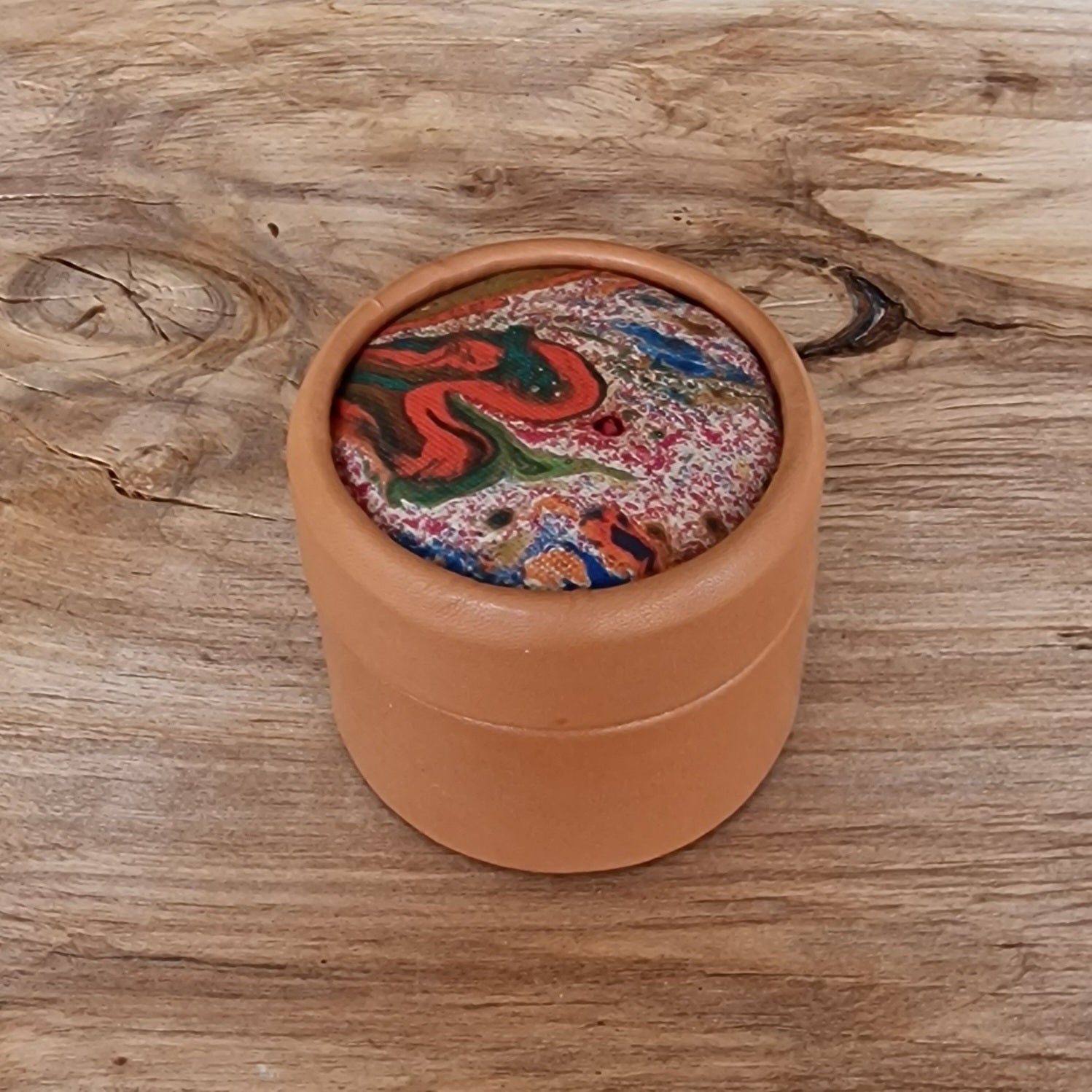 Ādas krāsas, apaļa dekoratīva ādas kārbiņa (S) ar dažādu krāsu marmorētu vāku (RARA 207) - www.tiptip.lv 