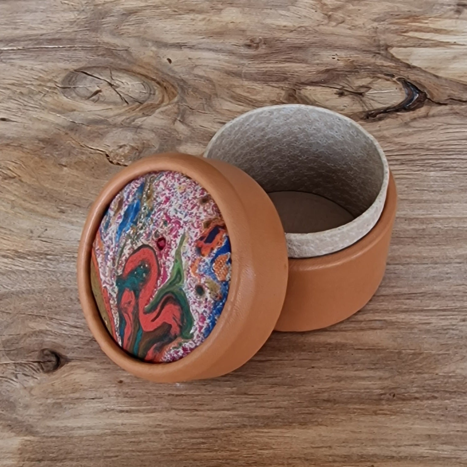 Ādas krāsas, apaļa dekoratīva ādas kārbiņa (S) ar dažādu krāsu marmorētu vāku (RARA 207) - www.tiptip.lv 