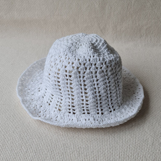 Balta tamborēta vasaras cepure ar atlocītu dekoratīvu malu