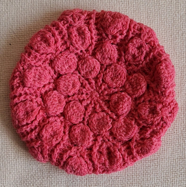 Rozā krāsas ar apaļas formas rakstiem tamborēta sieviešu berete