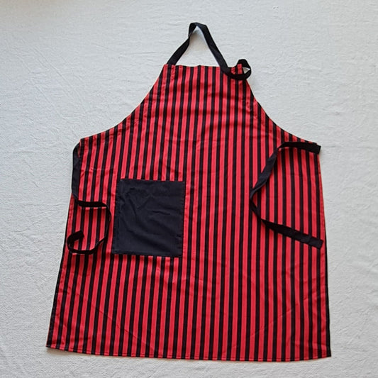 Sarkan melni strīpots virtuves priekšauts ar krūšu daļu un melnu kabatu sānos
