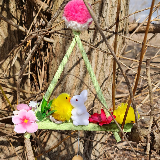 Lieldienu dekors - iekarināms trijstūris ar rozā ziediem / diviem dzelteniem cāļiem / balti rozā dzijas bumbuli un baltu kustināmu zaķi