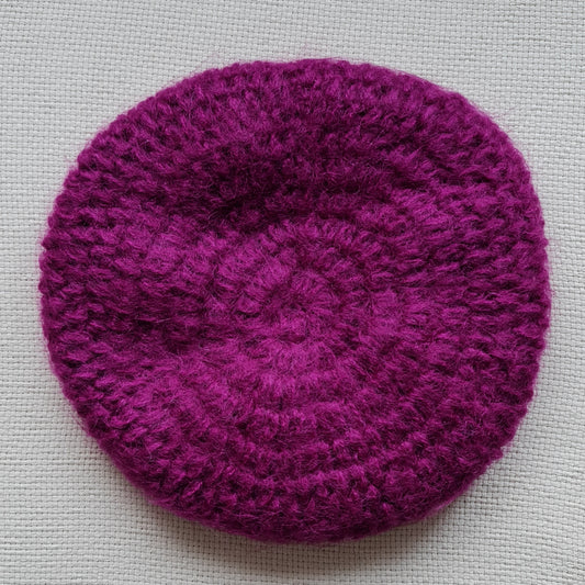 Tumši rozā adīta sieviešu berete (LEPU 17)