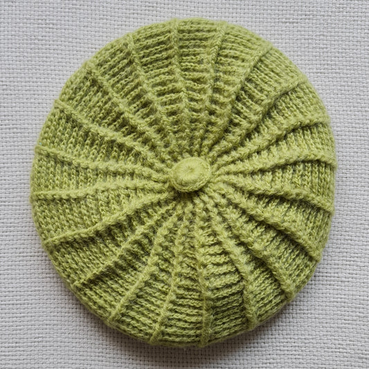 Zaļa adīta sieviešu berete ar dekoratīvu malu un centru (LEPU 18)