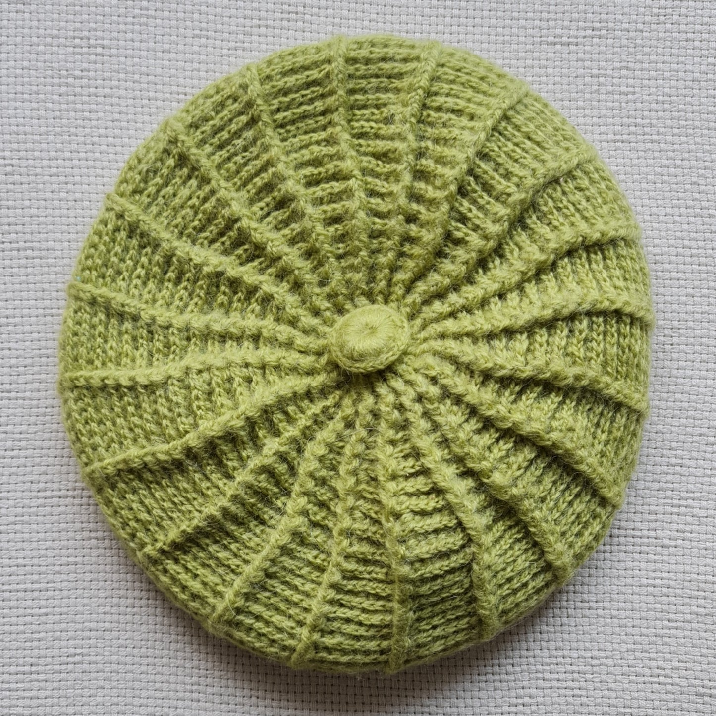 Green knitted women's beret with decorative edge and center (LEPU 18) 