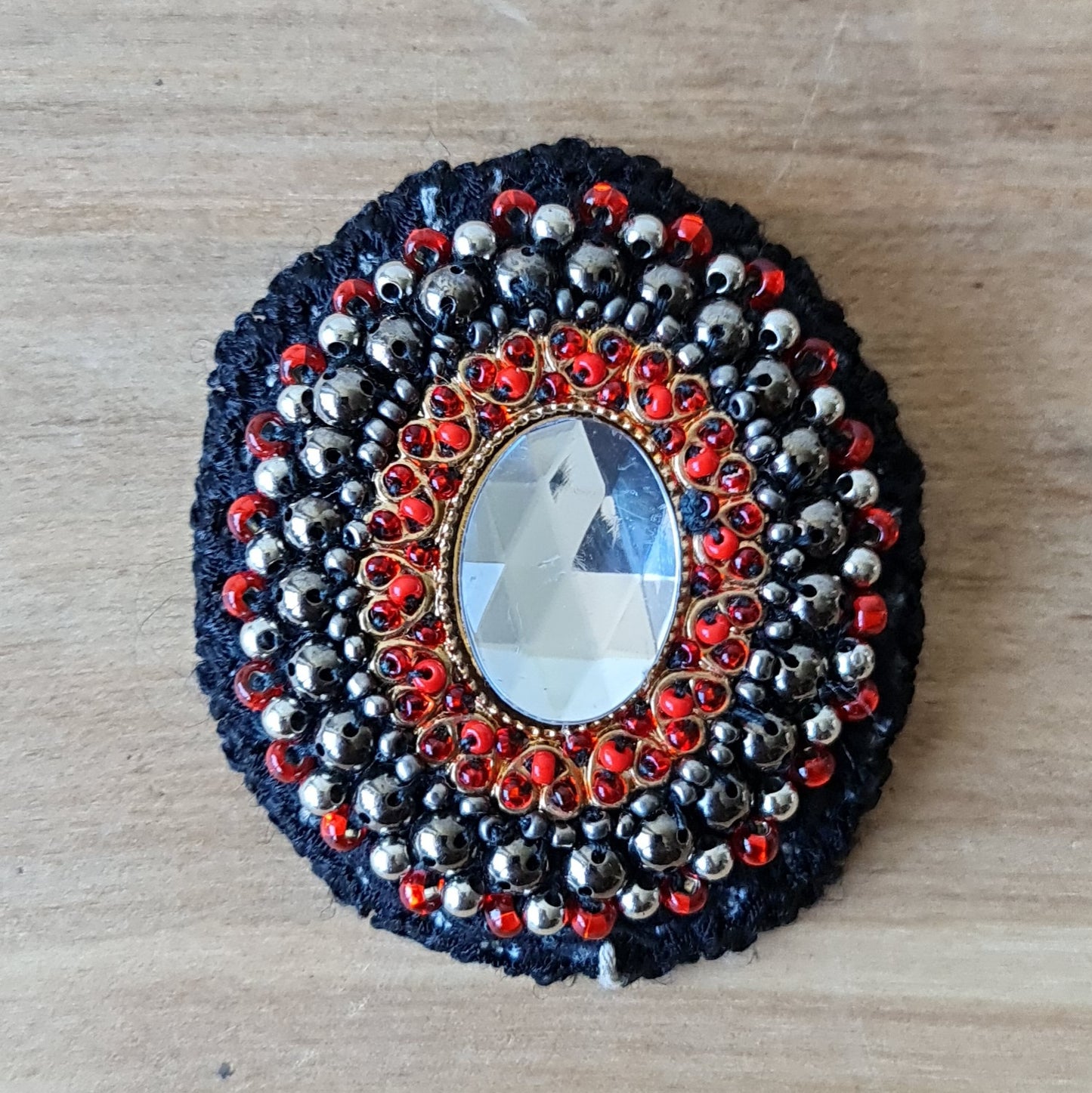 Pearl oval brooch black/red/silver with oval shaped glazed center. Height 7 cm / Width 6 cm (AMA)