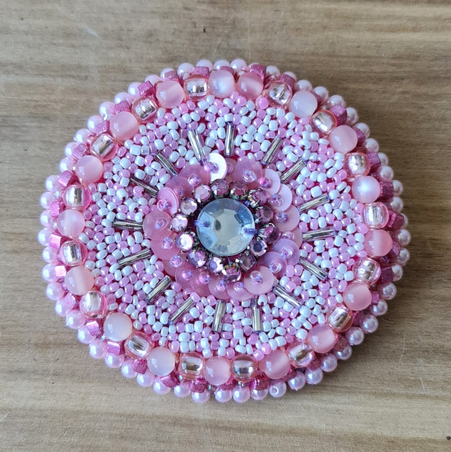 Pearled round brooch in soft pink / white / silver tones / diameter 7.7 cm (AMA)